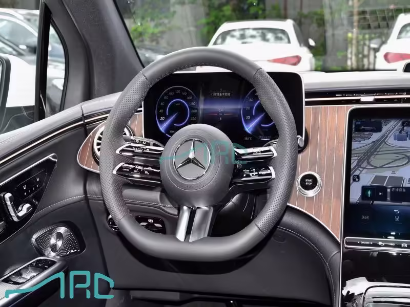 Mobil SUV Mercedes Benz EQE tahun 2024